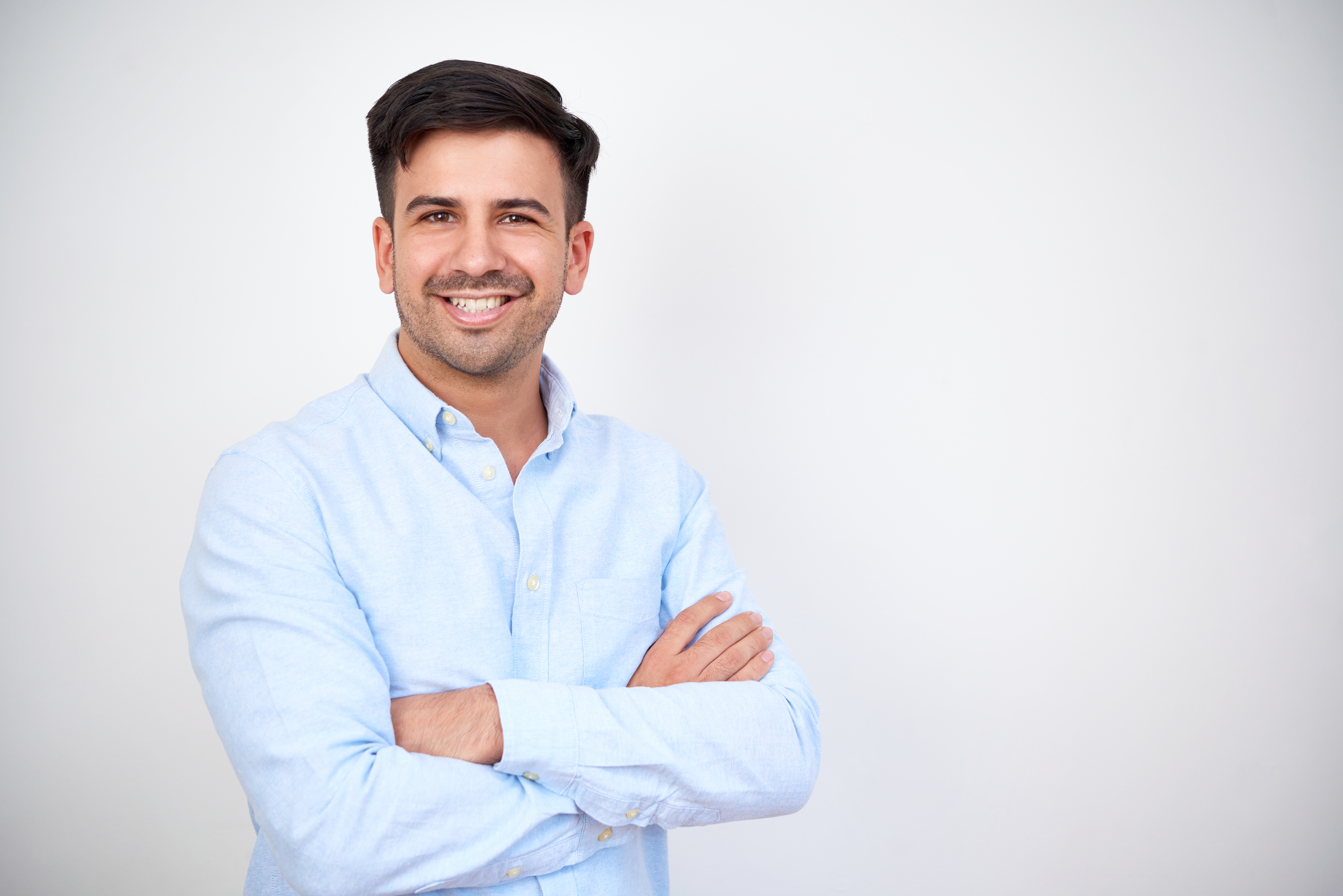 Hombre joven y feliz en consulta medica.